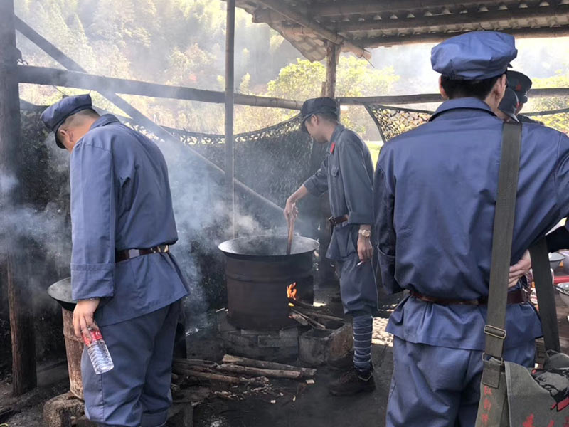 井冈山之行队员做饭